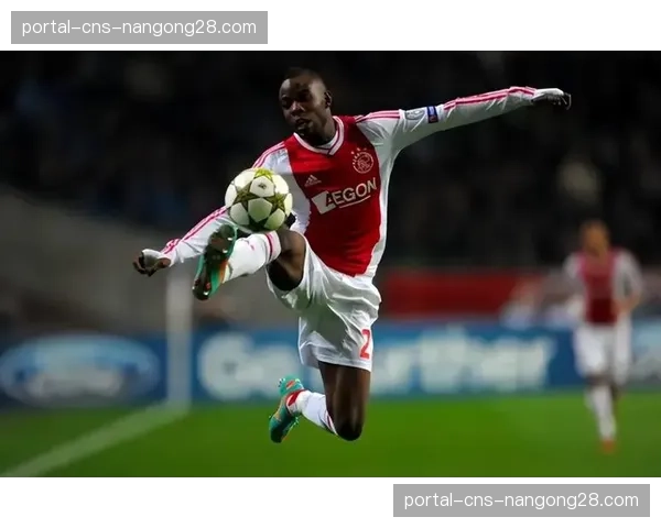 分析:为何更多球队在欧冠中采用“逆足边锋”内切,而非传统下底传中? 分析:为何更多球队在欧冠中采用“逆足边锋”内切,而非传统下底传中?