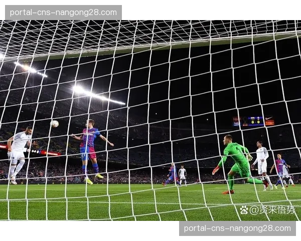 赫塔费五后卫结构中边中卫频繁内收，形成三人中路屏障区域防守